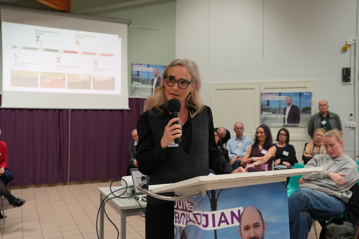 Caroline Roques, première adjointe Le Choix de Valence, prenant la parole lors de la réunion de présentation